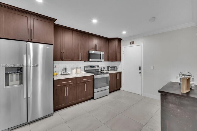 Building Photo - 10112 Royal Palm Blvd