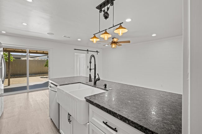 Building Photo - 257 Holiday Way