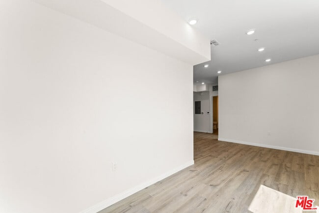 Building Photo - 3105 Bellevue Ave