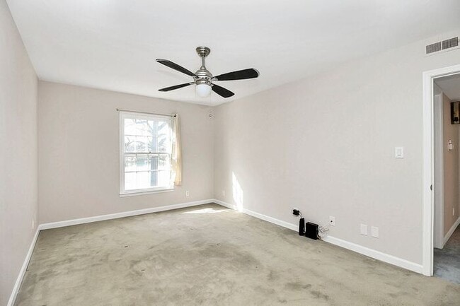 Building Photo - Spacious 2BR/2BA Condo in Prime South Charlotte Location!