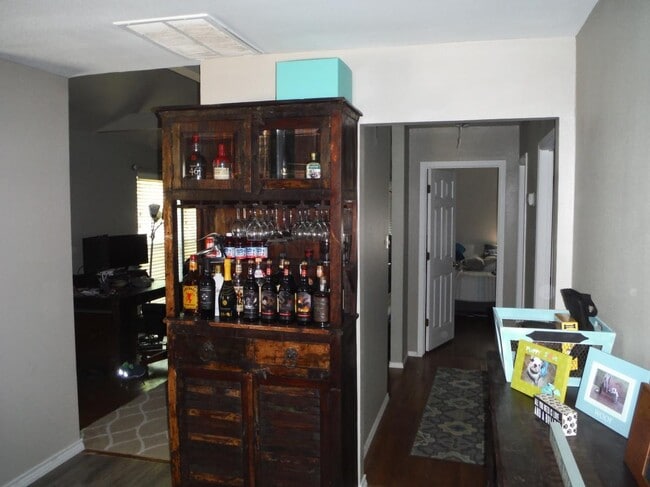 Building Photo - 816 E Texas St