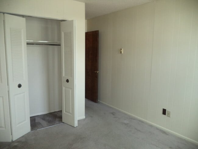 Building Photo - 715 W Cherry Ln