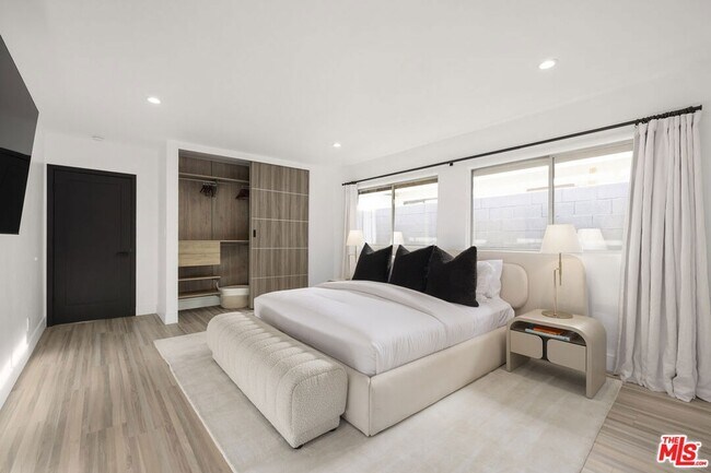 Building Photo - 9289 Swallow Dr