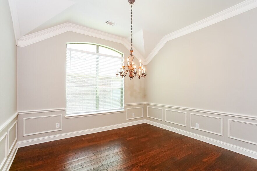 Building Photo - 206 Cox Dr