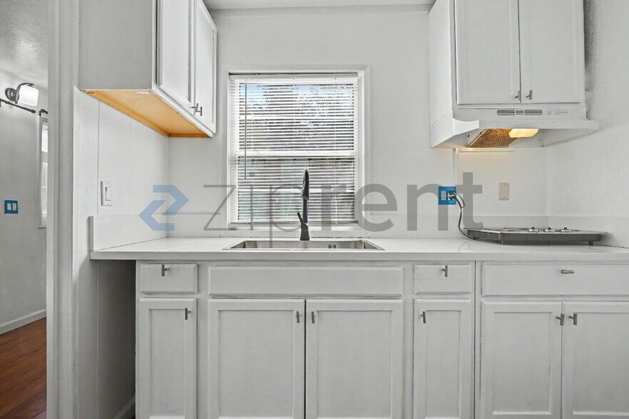 Building Photo - Unit Single bedroom