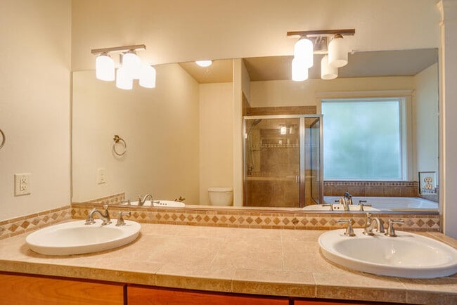 Building Photo - BEAUTIFUL FOUR BEDROOM HOME IN VANCOUVER