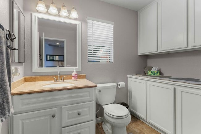 Building Photo - 958 Stratford Way