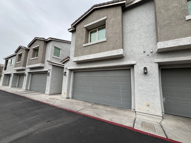 Building Photo - Beautiful Gated 3-Bed, 2.5-Bath Townhome i...