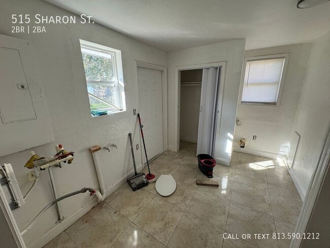 Building Photo - 515 Sharon St