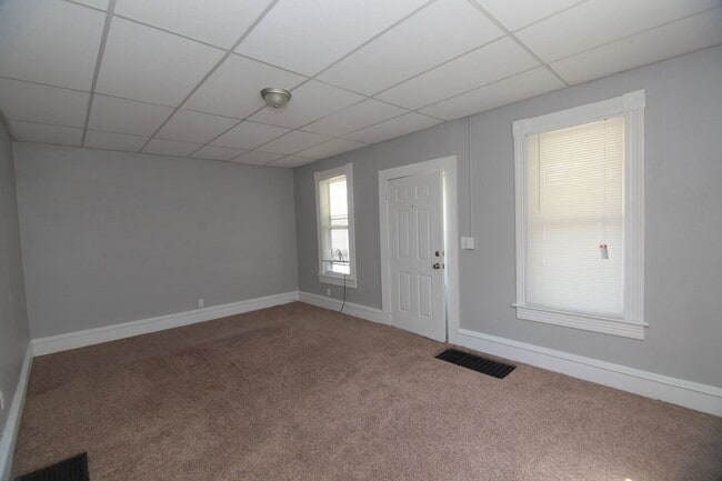 Building Photo - 2 bed 1 bath Moline house!