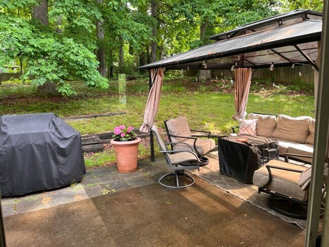 Building Photo - Knoxville 37922, 3 bedroom, 2 bath home with a lot of storage - Call Susan Niedergeses (865) 300-...