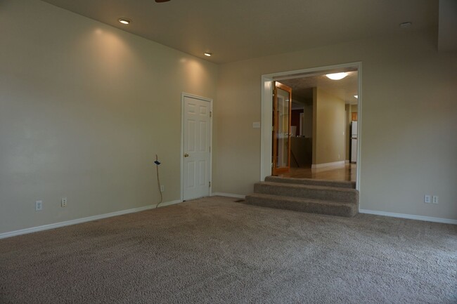 Building Photo - 5 Bedroom Sandy Home