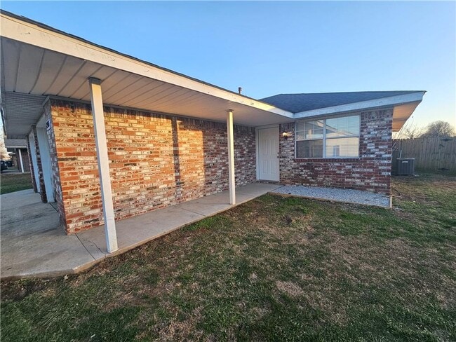 Building Photo - 2326 W Roselawn St