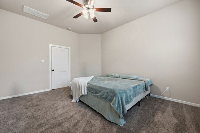 Building Photo - 16323 Apache Wds Wy