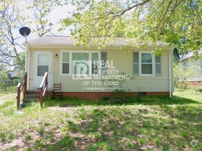 Building Photo - Available Now - 2 Bedroom/ 1 Bathroom Home...