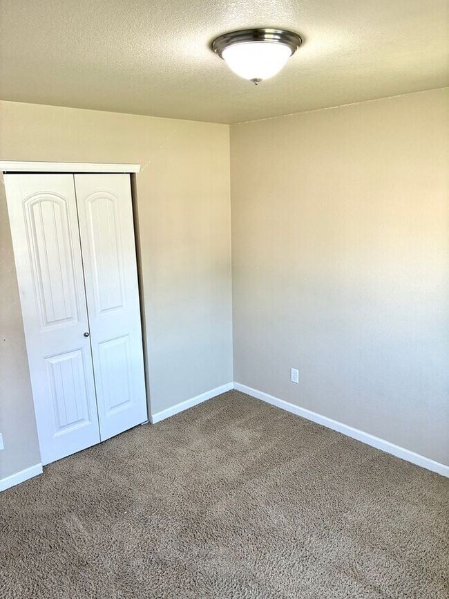Building Photo - Ranch style home with 3 bed 2 bath and ove...