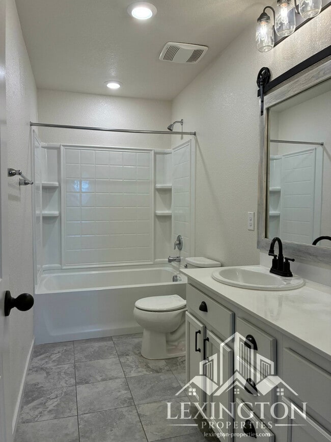 Building Photo - Elegant, 3BD/2.5BA, Sacramento Home in Nat...