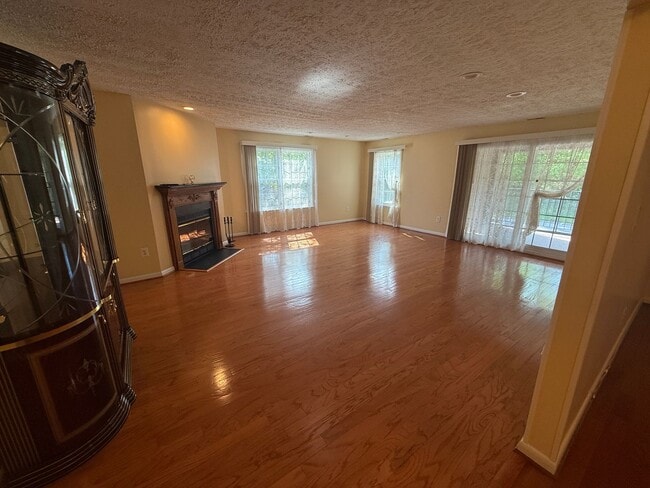 Building Photo - 2101 Woodbox Lane