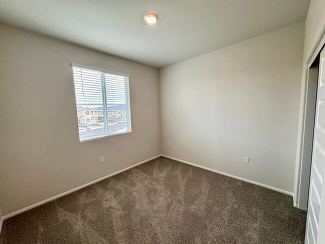 Building Photo - MOVE IN SPECIAL! $1000 off 1st month rent if you move in the month of January! Spacious 4 Bedroom...