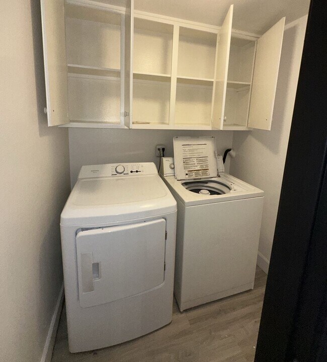 Building Photo - Townhouse - 2 Story, 3 Bedroom in the Beau...