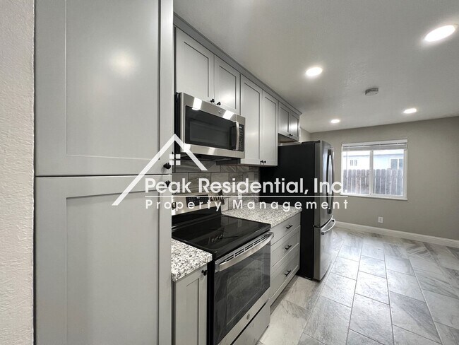 Building Photo - Beautifully Updated 3bd/2ba Home with 2 Car Garage!