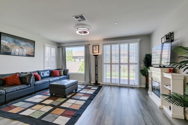 Building Photo - Furnished 5-Bedroom Home with Two Primary Suites