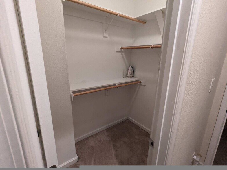 Building Photo - 815 Muth Ln