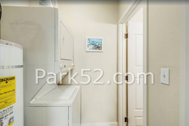 Building Photo - 1 Bedroom Unit in Tacoma Tri-Plex With Washer & Dryer!