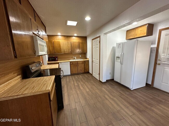 Building Photo - 5205 Flower Dr