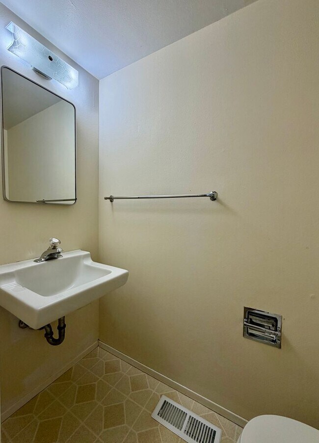 Building Photo - 4 Bed / 2.5 Bath Bellevue rambler $4,095/month