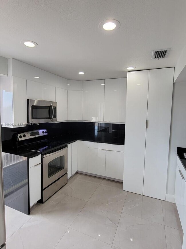 Building Photo - 199 SW 12th Ave