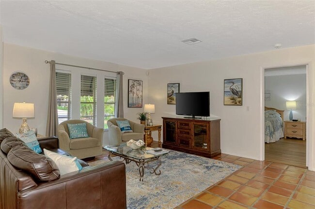 Building Photo - 4946 Commonwealth Dr