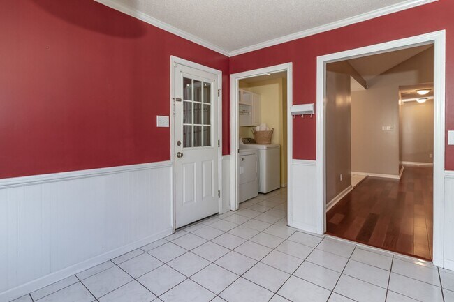 Building Photo - Beautiful 4 Bedroom, 2 Bath home with Large Yard