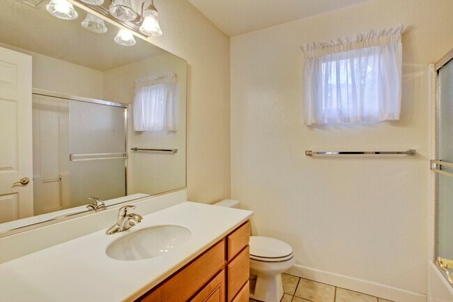 Building Photo - Bright & Airy 3bd/2bth End Unit Condo in F...