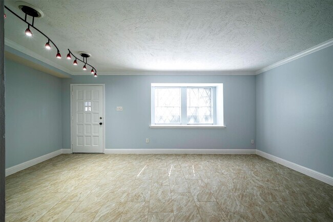 Building Photo - 2352 Triway Ln