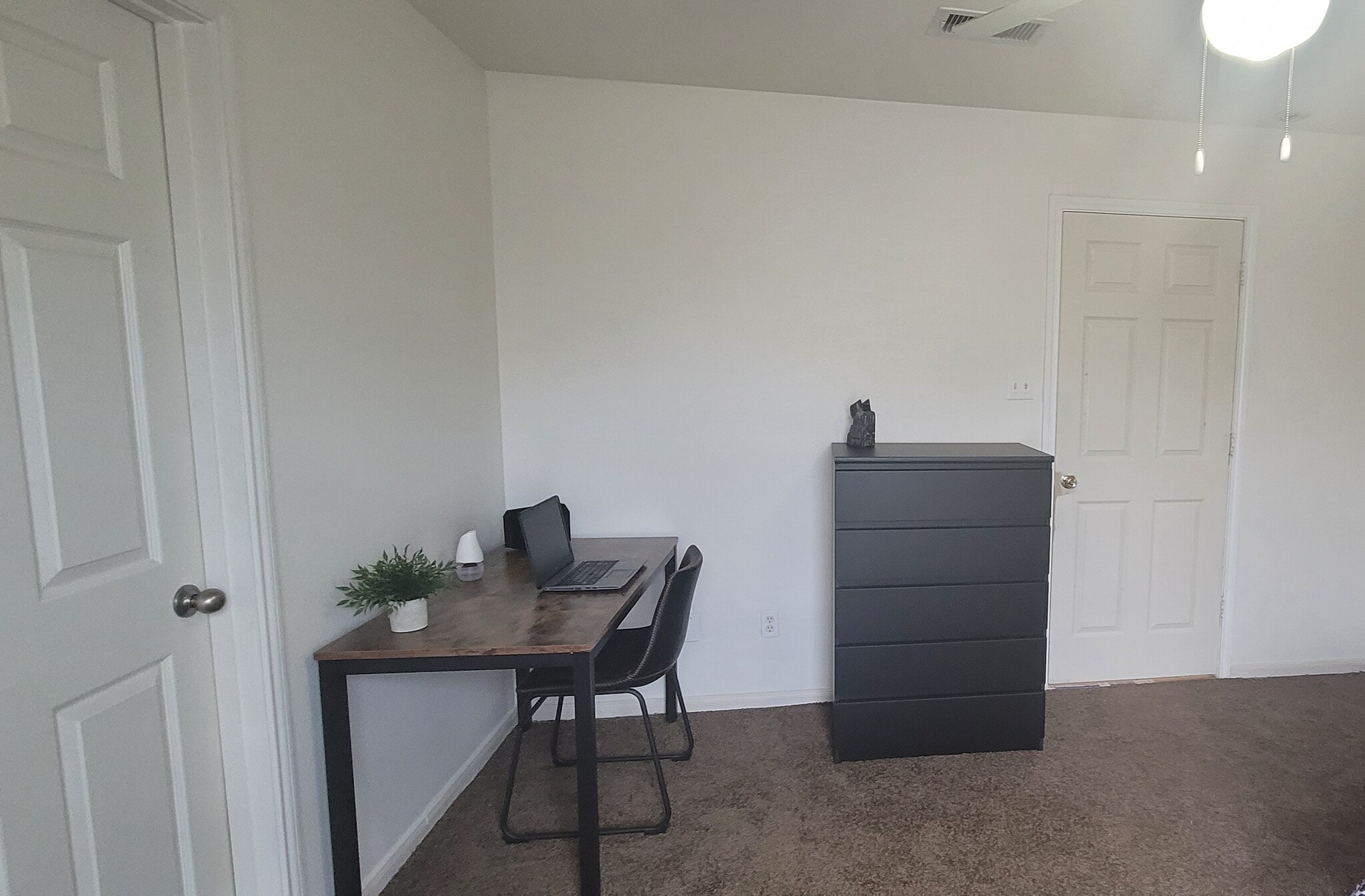 All bedrooms furnished with Desk/Chest - 23352 High Point St