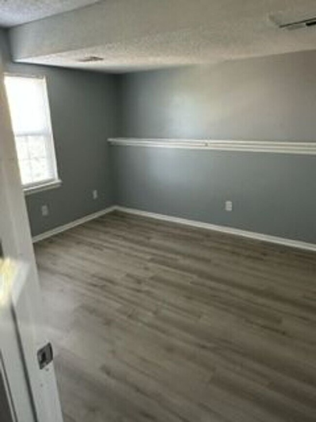 Building Photo - Beautiful 3 Bedroom 2 Bath Duplex!