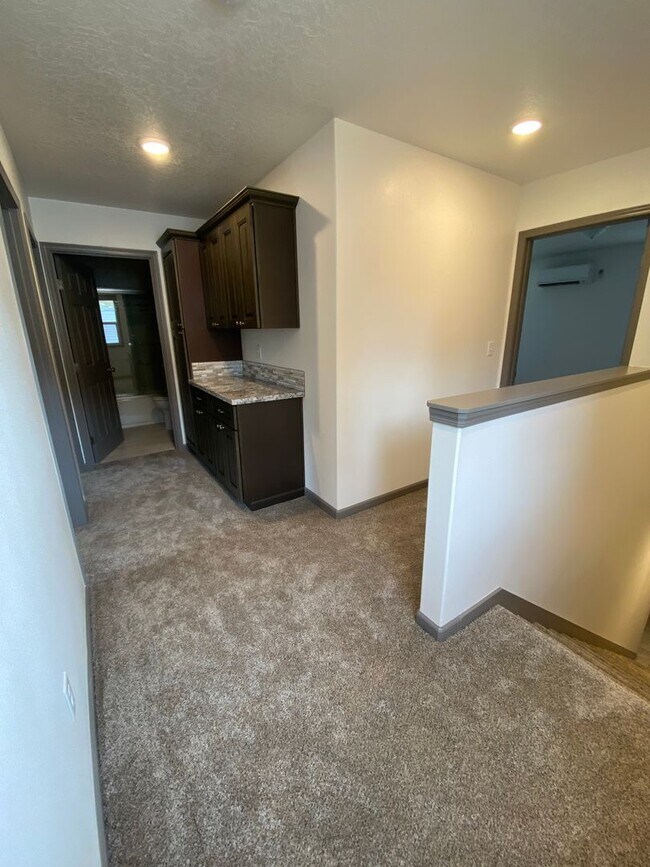 Building Photo - **SPRING SPECIAL- $400 off first months rent**  3 Bedroom Duplex in Veneta