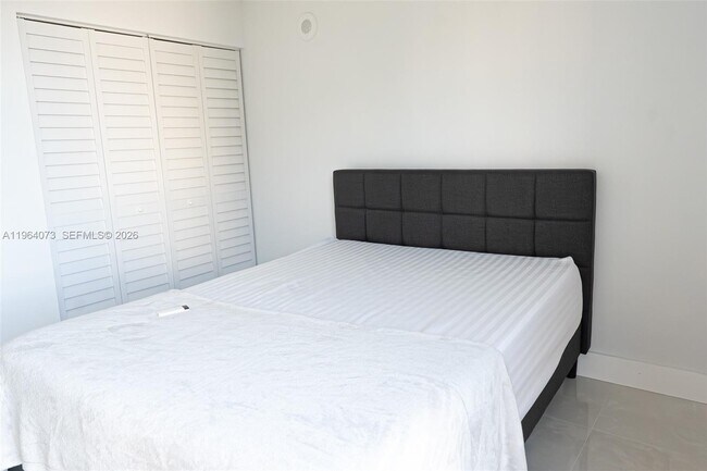 Building Photo - 17021 N Bay Rd