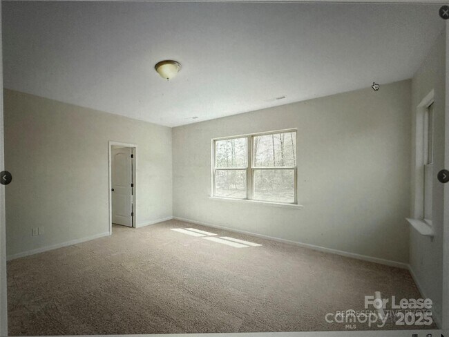 Building Photo - 5021 Kinsbridge Dr