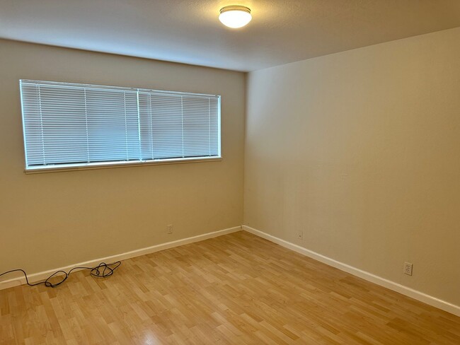 Building Photo - Ground floor unit newly remodeled near BAR...