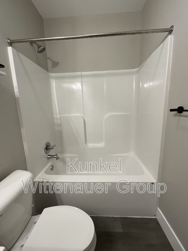 Building Photo - 1212 Hickory Point Dr