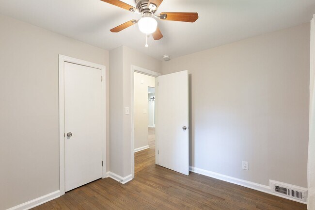 Building Photo - Renovated 3/2 w/ Fenced In Backyard and Co...