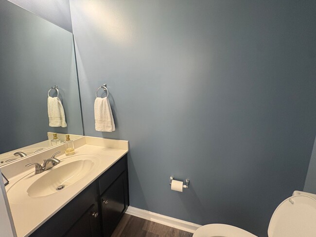 Building Photo - Modern & Spacious Townhome Beside Riverside High School!