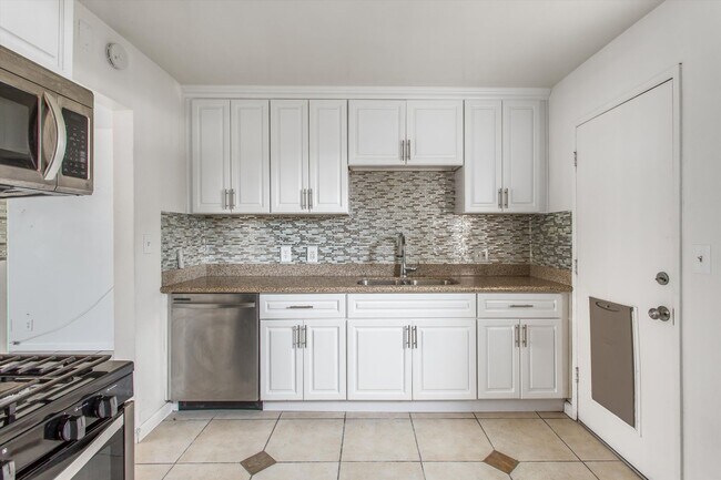 Building Photo - 2 bedroom Duplex with Huge yard!