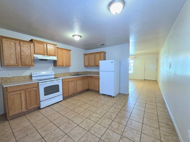 Building Photo - AVAILABLE NOW! (SECTION 8 ACCEPTED)