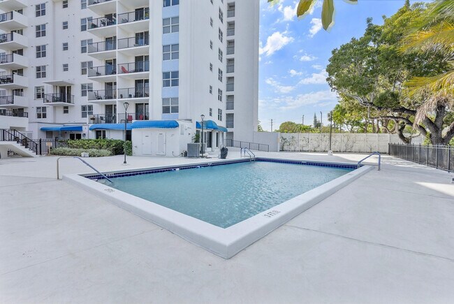 Building Photo - 1800 N Andrews Ave