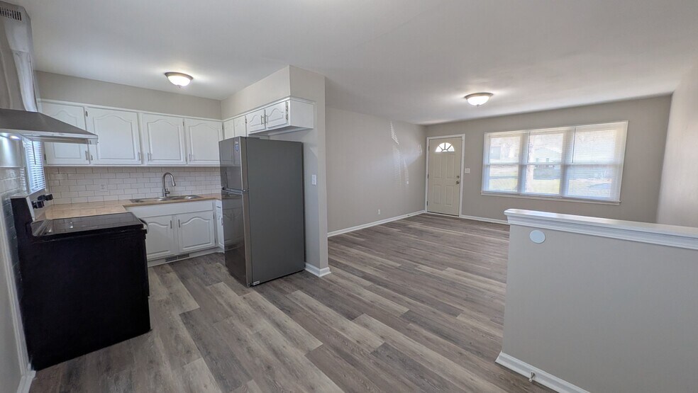 Building Photo - 702 W 39 St N