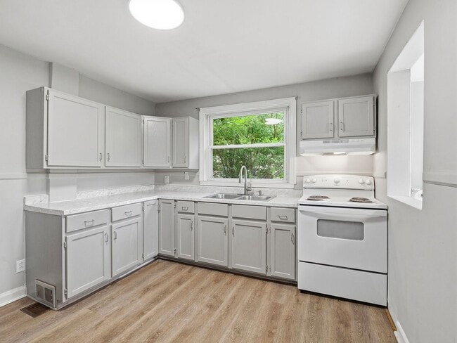 Building Photo - 4 Bedroom/1 Bathroom Home with Fenced Yard Available in SE Roanoke!