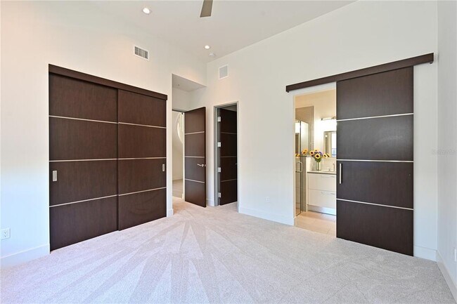 Building Photo - 221 Cosmopolitan Ct